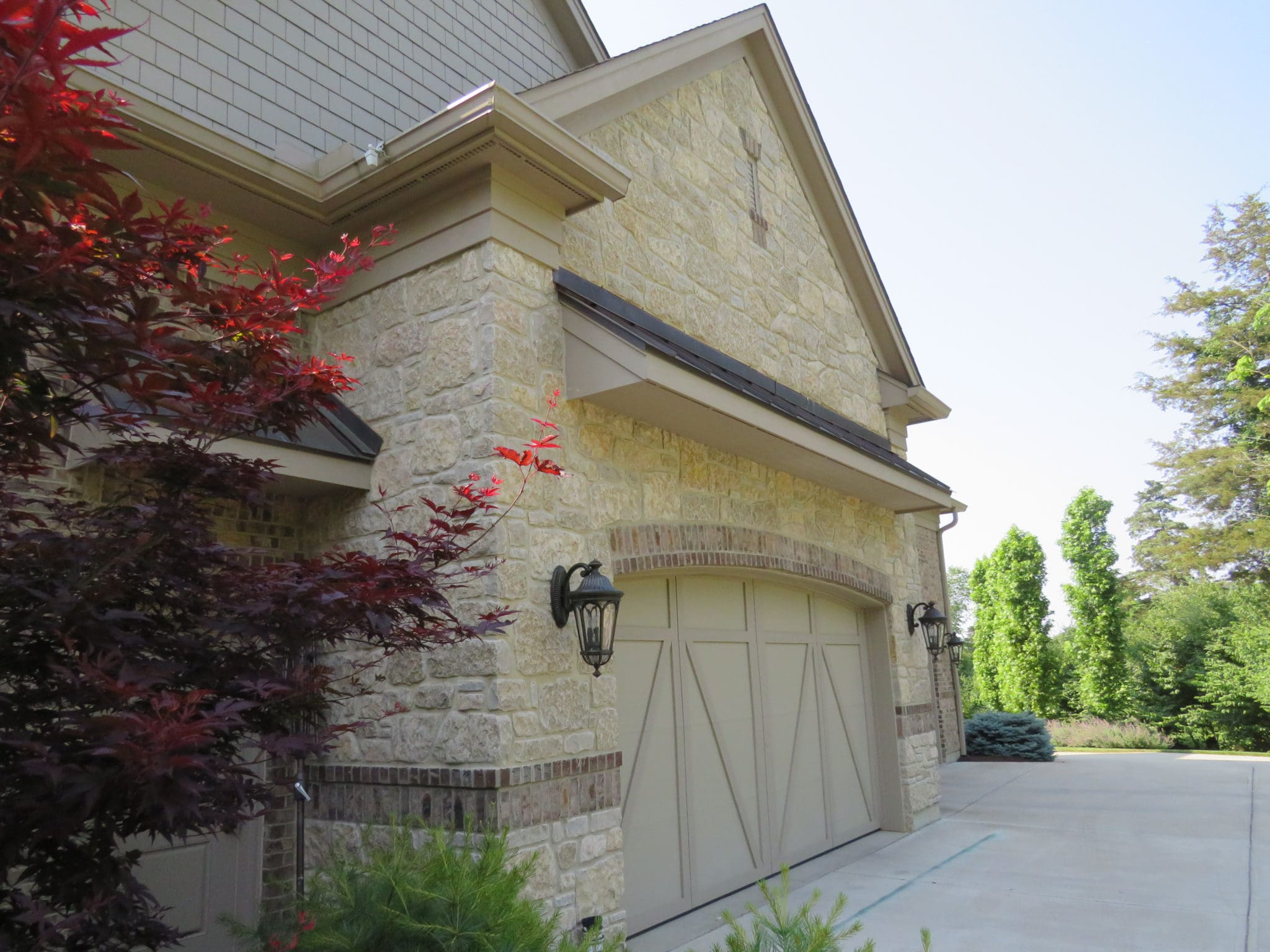 Chateau Natural Thin Limestone Veneer Garage
