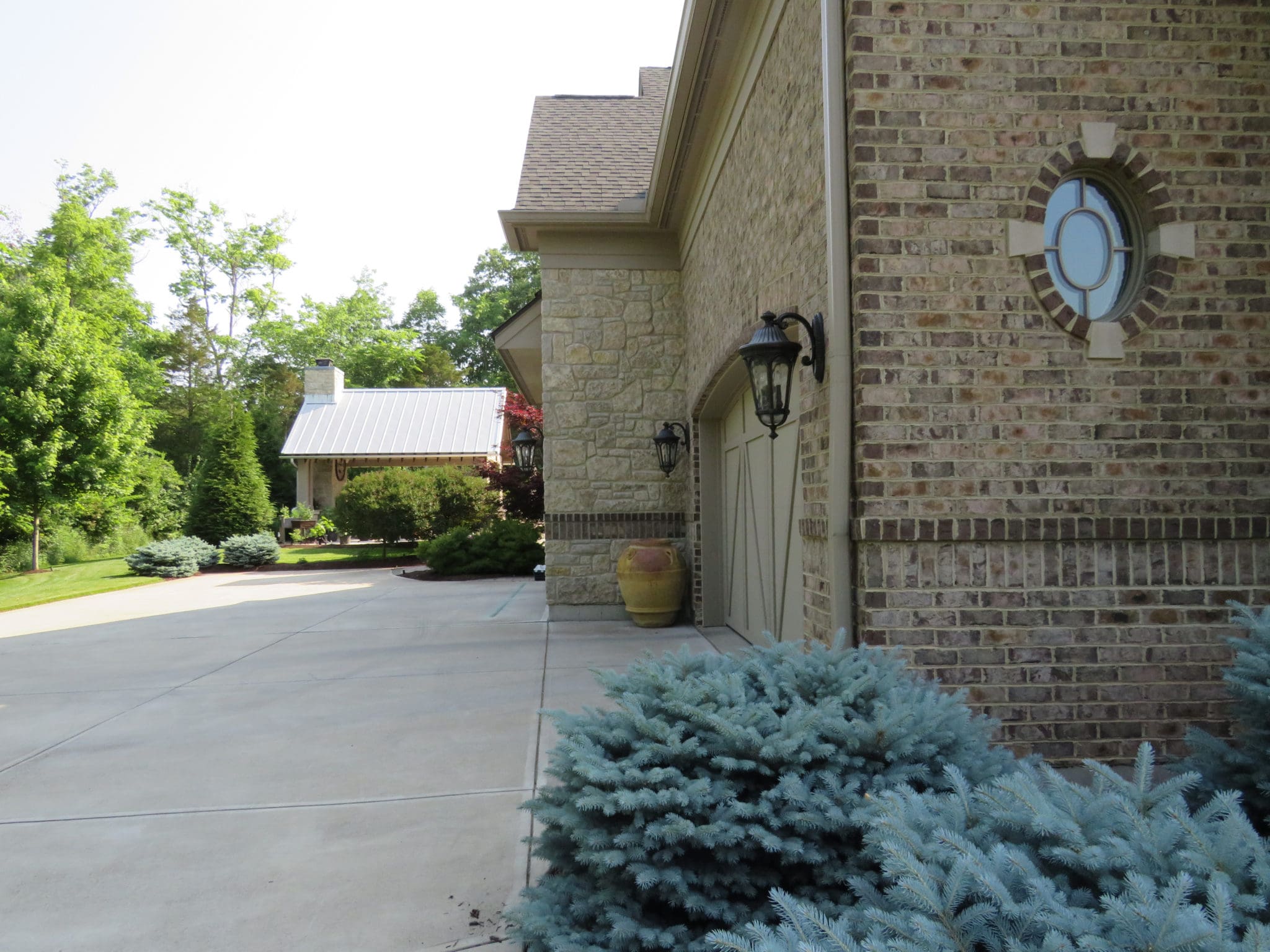 Chateau Natural Thin Stone Veneer Exterior with Brick