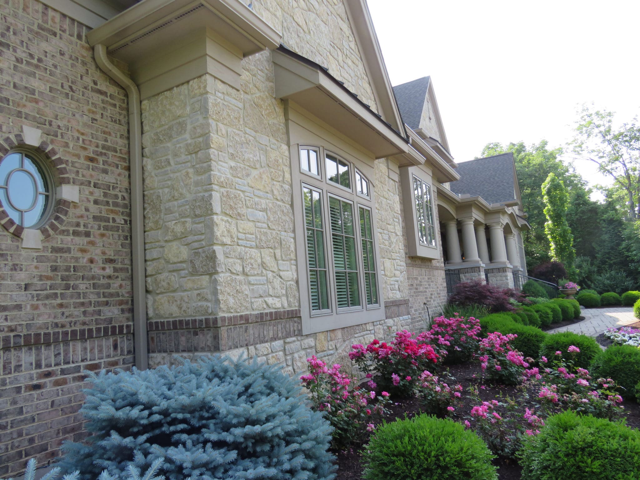 Chateau Natural Thin Stone Veneer with Brick