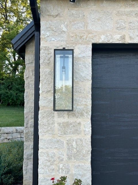 Draper Natural Thin Stone Veneer with Gold Close Up Flush Joint