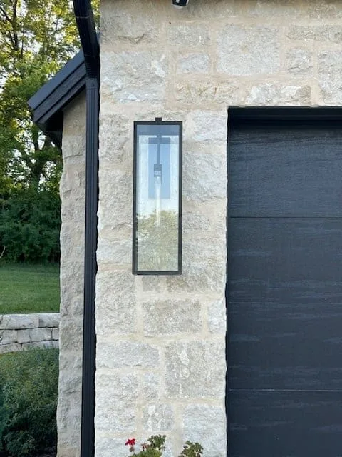 Draper Natural Thin Stone Veneer with Gold Close Up Flush Joint