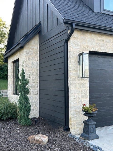 Draper Natural Thin Stone Veneer with Gold Flush Joint Exterior