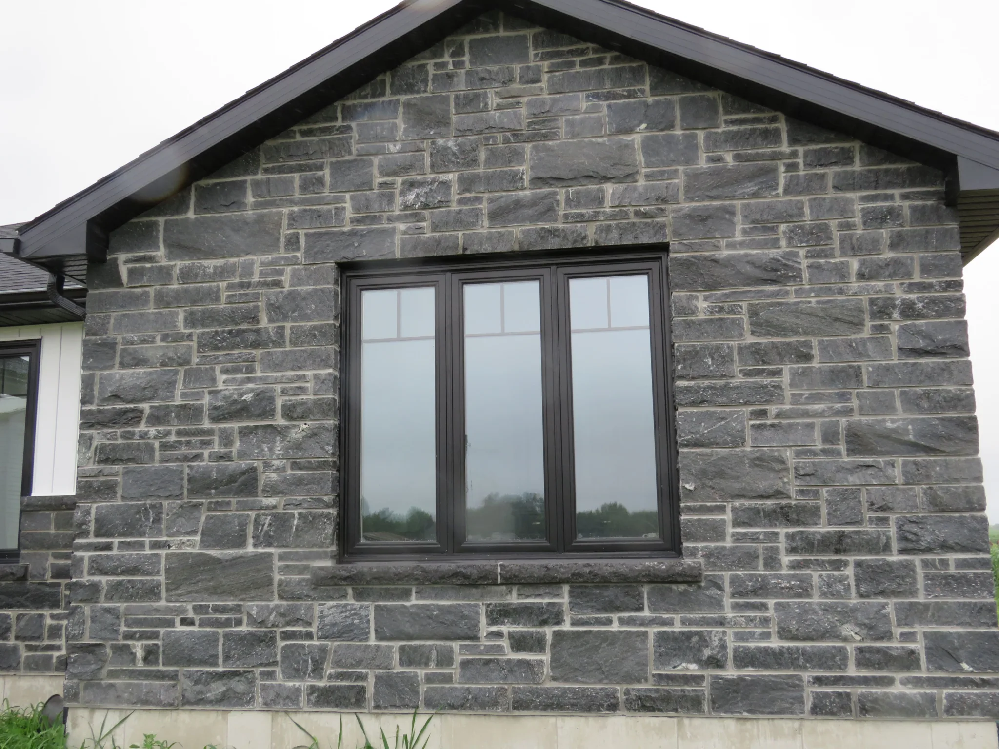 Dublin Natural Granite Thin Stone Veneer Accent Wall