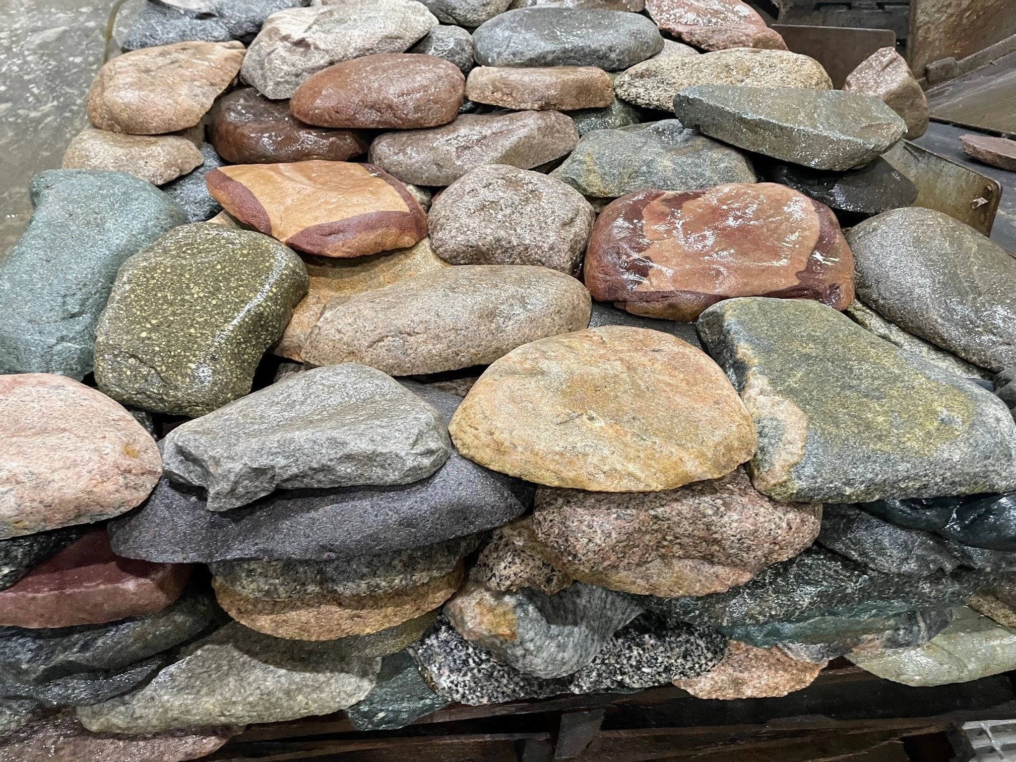 Fieldstone Cobbles Natural Thin Stone Veneer Exterior Flats Pallet