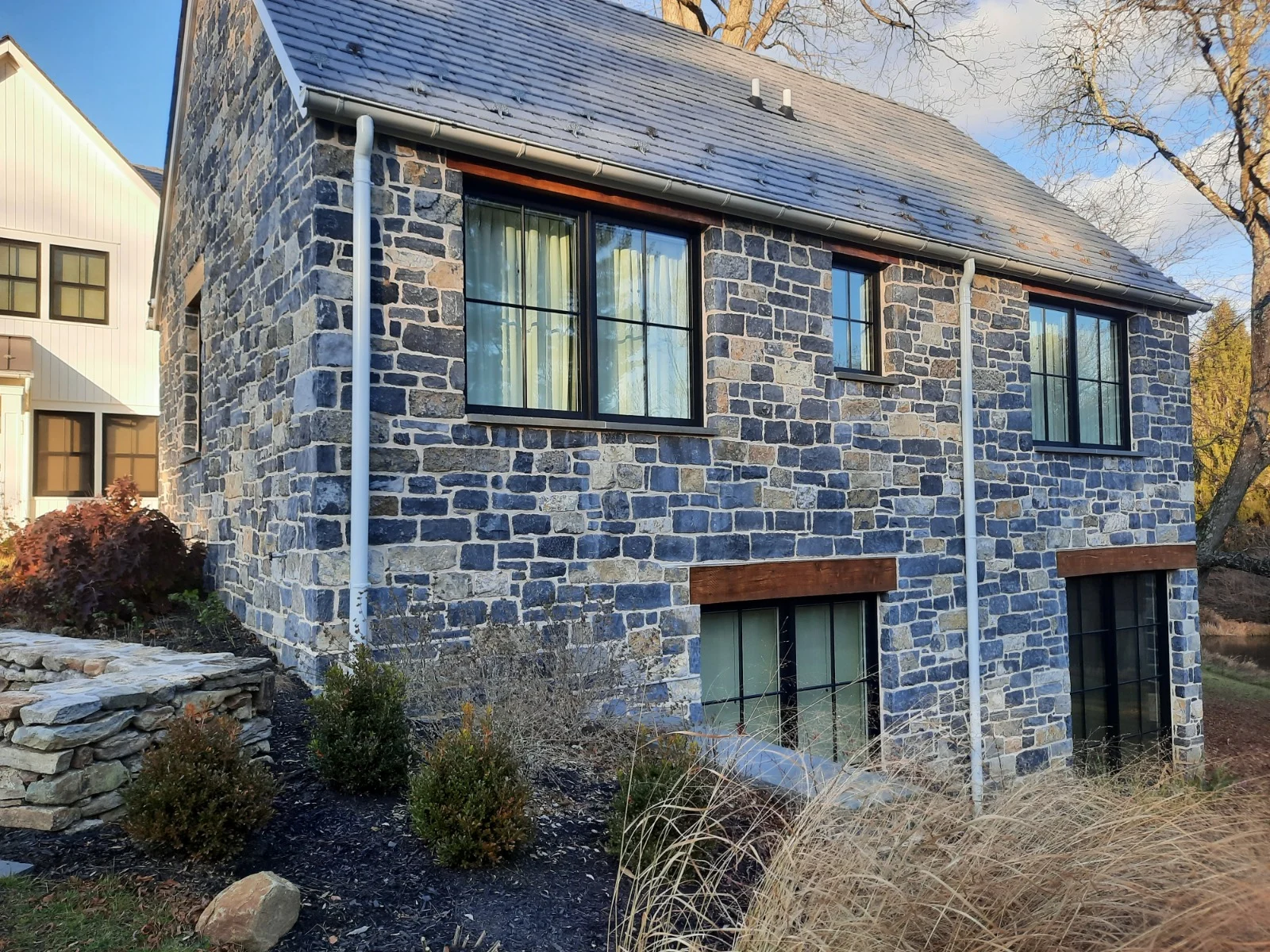 Balkan Natural Thin Stone Veneer Exterior with White Mortar
